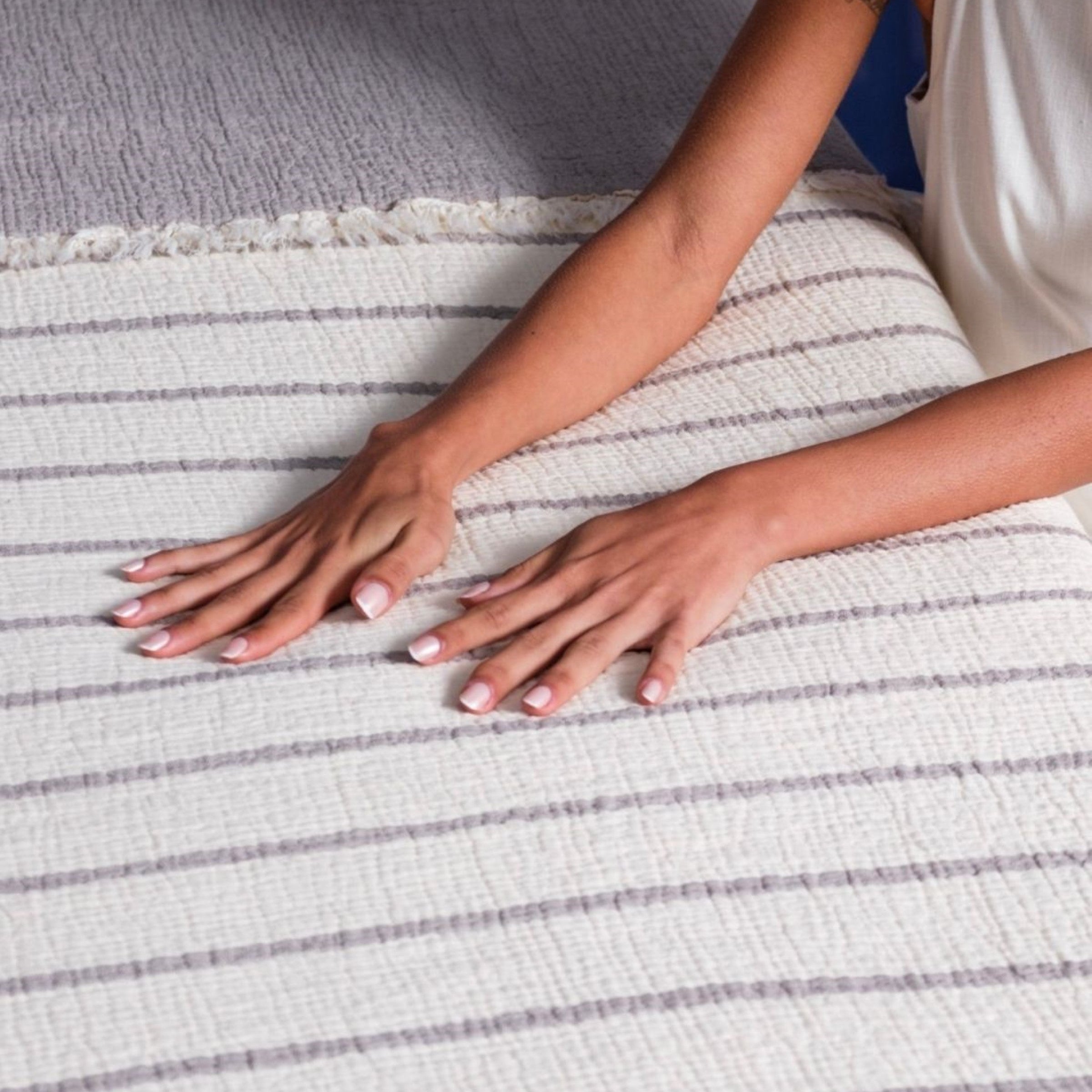6 Kat Dolgulu Muslin Yorgan 230x250 cm – %100 Pamuk Battal Boy, Nefes Alabilen 4 Mevsim Yorgan & Battaniye (Çakıl Taşı Gri)